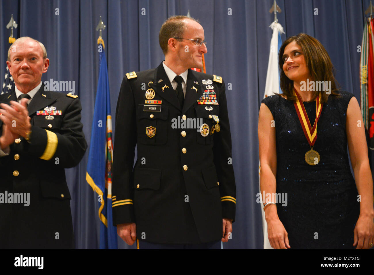 Armee lt Col Mark Webber und seine Frau Kristen sind applaudiert, während ein Ende der Zeremonie in Rosemount, MN, Nov. 16, 2012. DOD Foto von D.Myles Cullen Gen. Martin E. Dempsey Visits Minnesota nationaler Schutz durch die National Guard Stockfoto