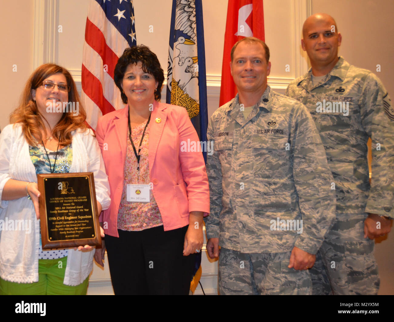 BATON ROUGE, La. - jährliche Preisträger 2011 Louisiana National Guard State's Family Programm ihre Plaketten von Generalmajor Stephen Dabadie, stellvertretender Adjutant General von LANG erhalten, und Frau Jill Curtis, der Frau des Adjutanten allgemein, während der 2012 staatlichen Familie Werkstatt in Baton Rouge, La., Aug 18., 2012. (U.S. Armee Foto: Staff Sgt. Denis B. Ricou, Louisiana National Guard Public Affairs Office/Freigegeben) BATON ROUGE, La. - jährliche Preisträger 2011 Louisiana National Guard State's Family Programm ihre Plaketten erhalten von Generalmajor Stephen Dabadie, stellvertretender Adjutant General o Stockfoto