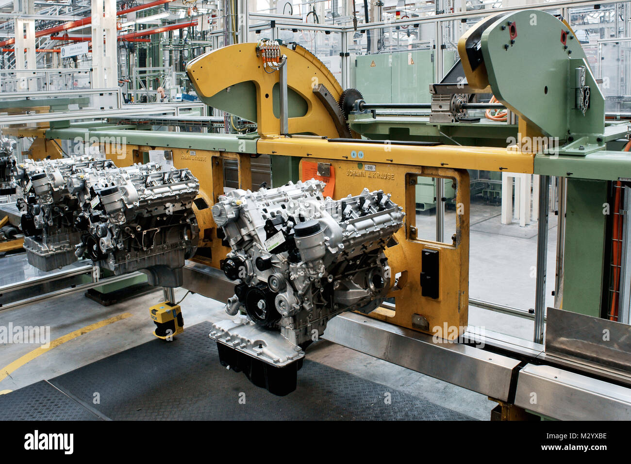 Dieselmotorenproduktion Im Mercedes Benz Werk Marienfelde Mit Seiner 106 Jahrigen Tradition Ist Das Mercedes Benz Werk Berlin Das Alteste Motorenwerk Der Daimler Ag V6 V8 Motorblock Fertigungsstrasse Produktionsstrasse Stockfotografie Alamy
