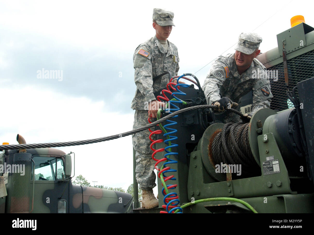 CARVILLE, La-Sgt. Micha Pickens und Sgt. Joshua Johnson, Soldaten mit der 769Th Engineering Bataillon 922nd Horizontale Engineering Company, lodert ein Kabel nach dem Herunterladen. Die Louisiana National Guard hat 4.000 Soldaten aktiviert und Fliegern die lokalen und staatlichen Behörden zur Unterstützung der Hurrikan Isaac Aktivitäten zu unterstützen. (U.S. Armee Foto von Sgt. Rashawn D. Preis, 241 Mobile Public Affairs Loslösung, Louisiana Army National Guard/freigegeben.) 120828-A-E 0763-134 durch Louisiana National Guard Stockfoto