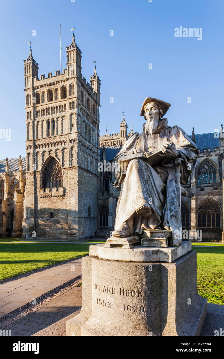 England, Devon, Exeter, Exeter Kathedrale und die Statue von Richard Hooker Stockfoto