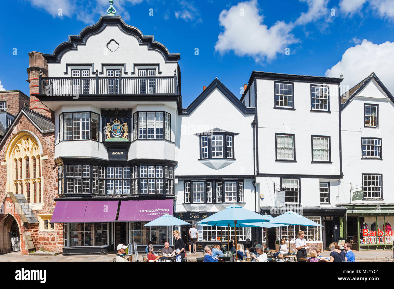 England, Devon, Exeter, Geschäfte und ein Café in der Nähe der Kathedrale, Stockfoto