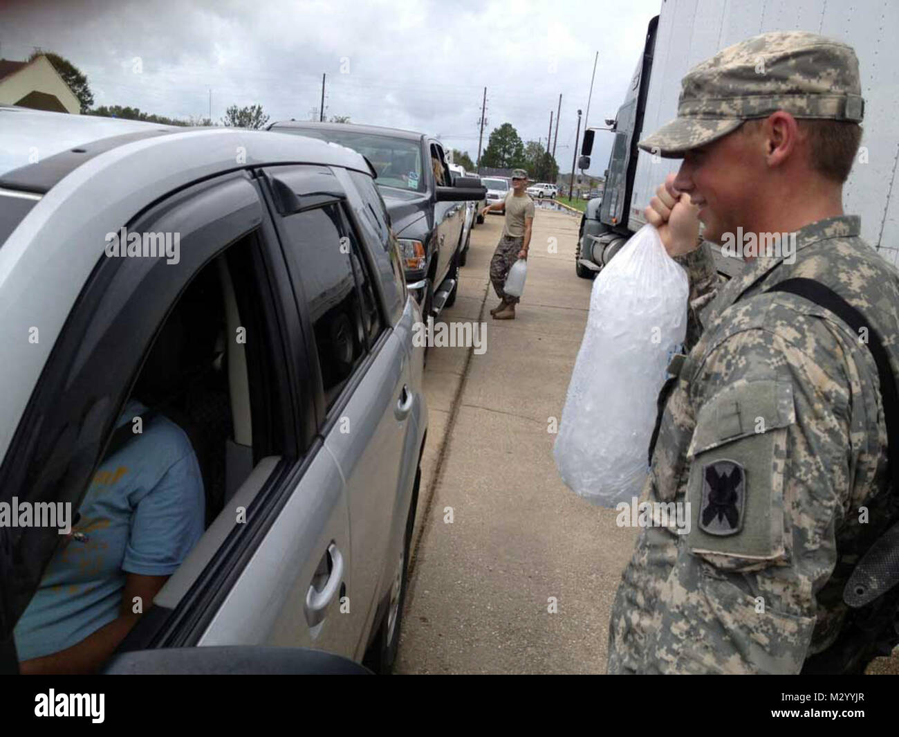 LAPLACE, La-SPC. Adam Bieber, C Company, 199th Support Battalion, vertreibt Eis an einem Rohstoffe distribution Website in LaPlace, La., Aug 31., 2012. Der lang hat mehr als 8.000 Soldaten und Piloten bereit, unseren Bürgern, lokalen und nationalen Behörden zur Unterstützung der Hurrikan Isaac Aktivitäten zu unterstützen. (U.S. Armee Foto von Sgt. David Kirtland, 241 Mobile Public Affairs Loslösung, Louisiana Army National Guard.) 120831-A-NG 364-003 durch Louisiana National Guard Stockfoto