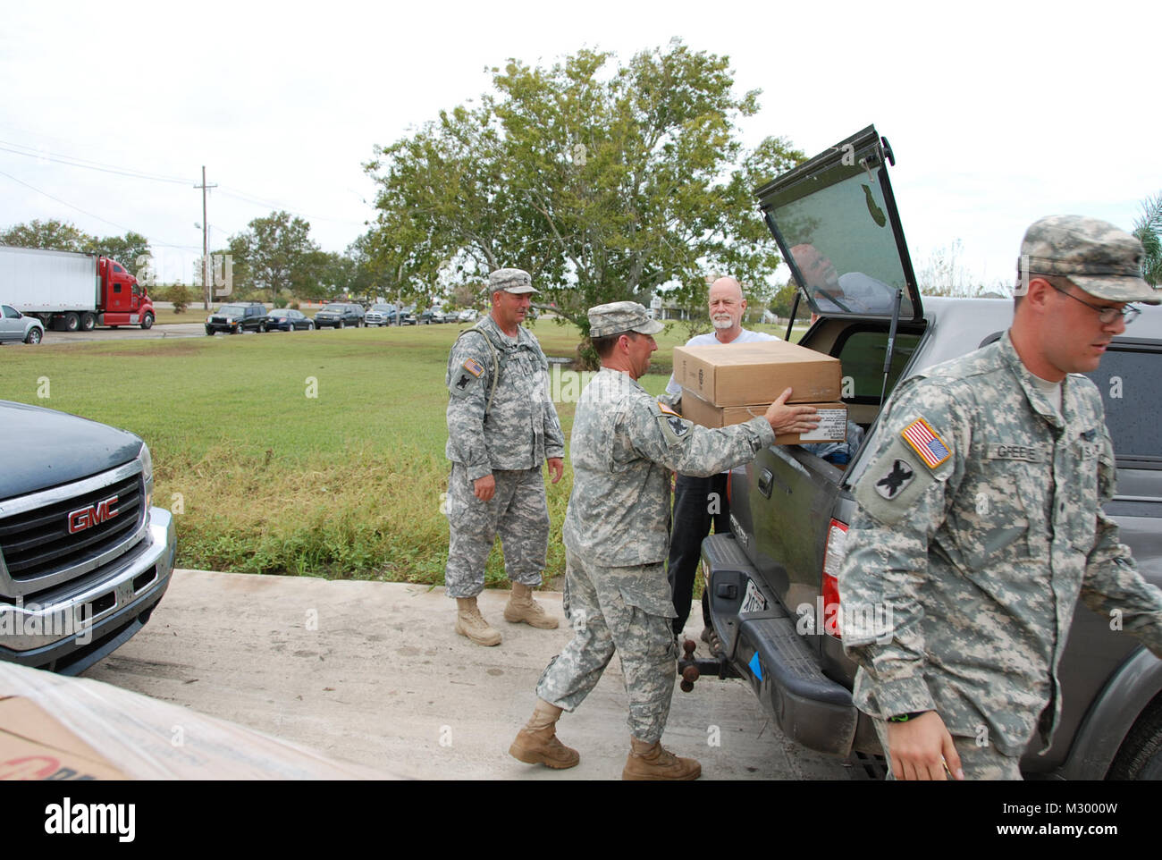 NEW ORLEANS - Louisiana der Nationalgarde von B-Company, 199th Brigade Support Battalion Nahrung, Wasser und Eis für die Bürgerinnen und Bürger müssen von Ressourcen verteilen nach dem Hurrikan Isaac in venezianischen Inseln, Sept. 2, 2012. Der lang hat mehr als 6.000 Soldaten und Piloten auf Pflicht, unsere Bürger, lokalen und nationalen Behörden, für die Durchführung von Hurrikan Isaac Aktivitäten zu unterstützen. (U.S. Armee Foto von SPC. Tarell J. Bilbo, 241 Mobile Public Affairs Ablösung/freigegeben) 120902-A-SM 895 durch Louisiana National Guard Stockfoto