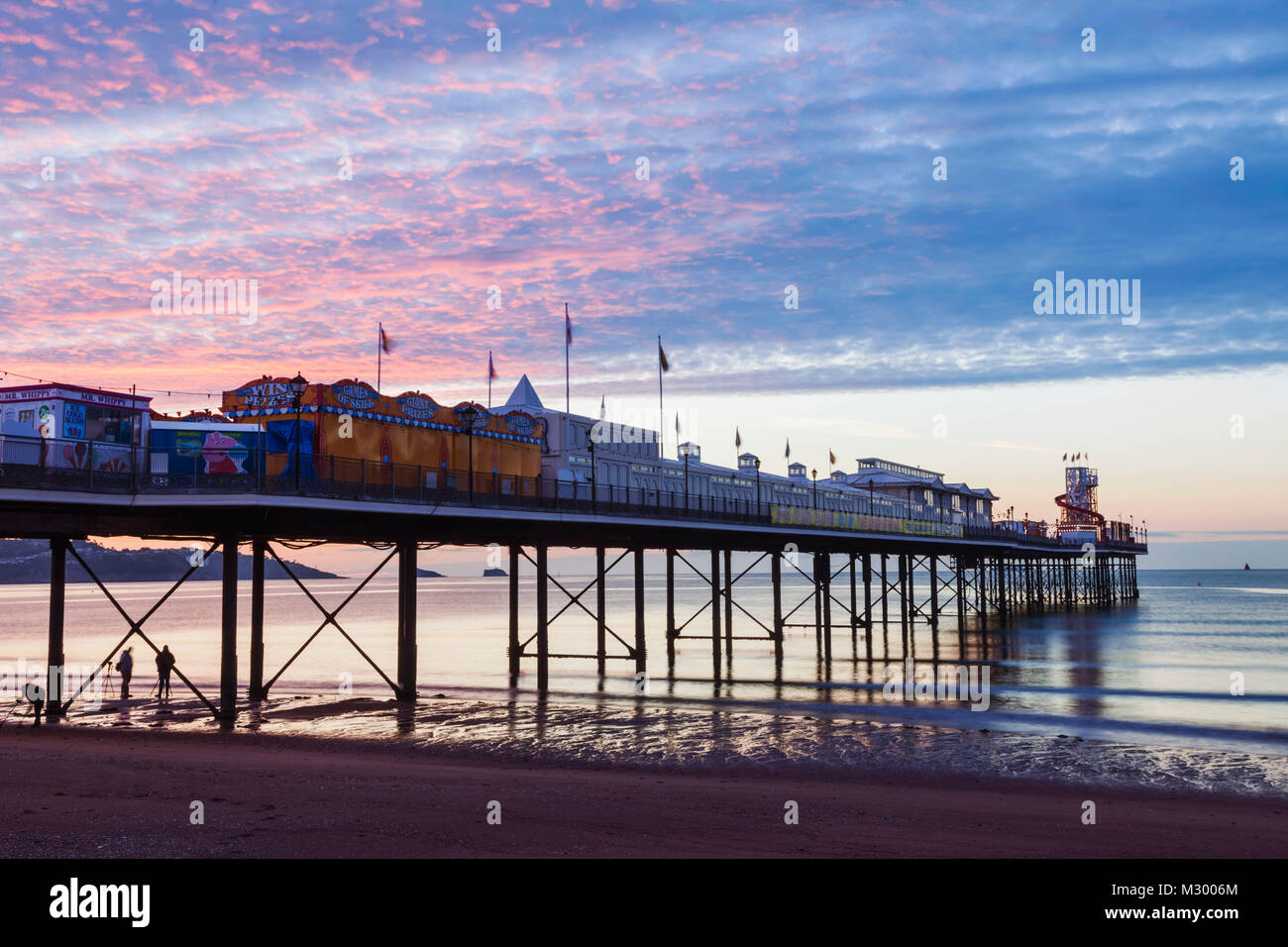 England, Devon, Paignton Pier und Strand Stockfoto