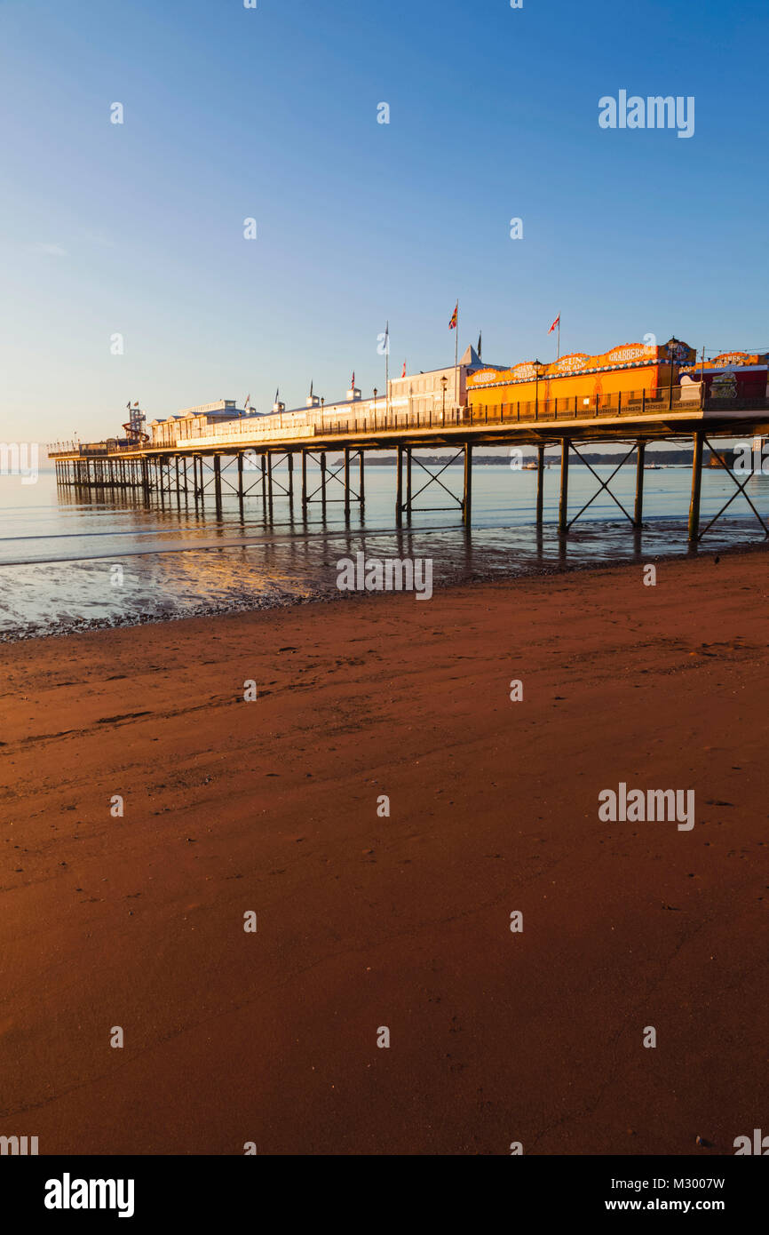 England, Devon, Paignton Pier und Strand Stockfoto