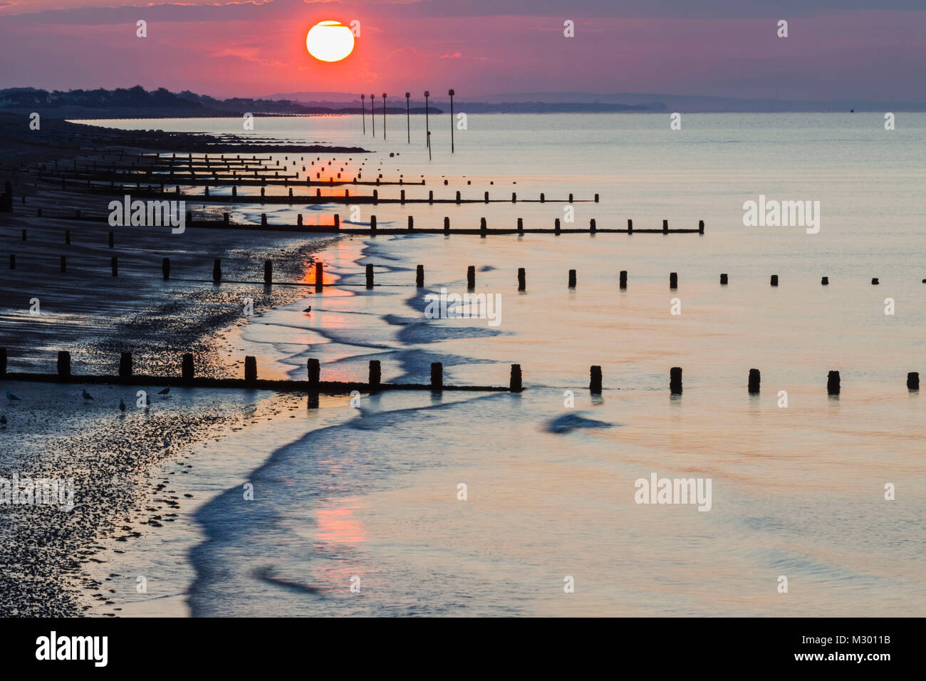 England, West Sussex, Bognor Regis, Sonnenaufgang über Bognor Regis Strand Stockfoto