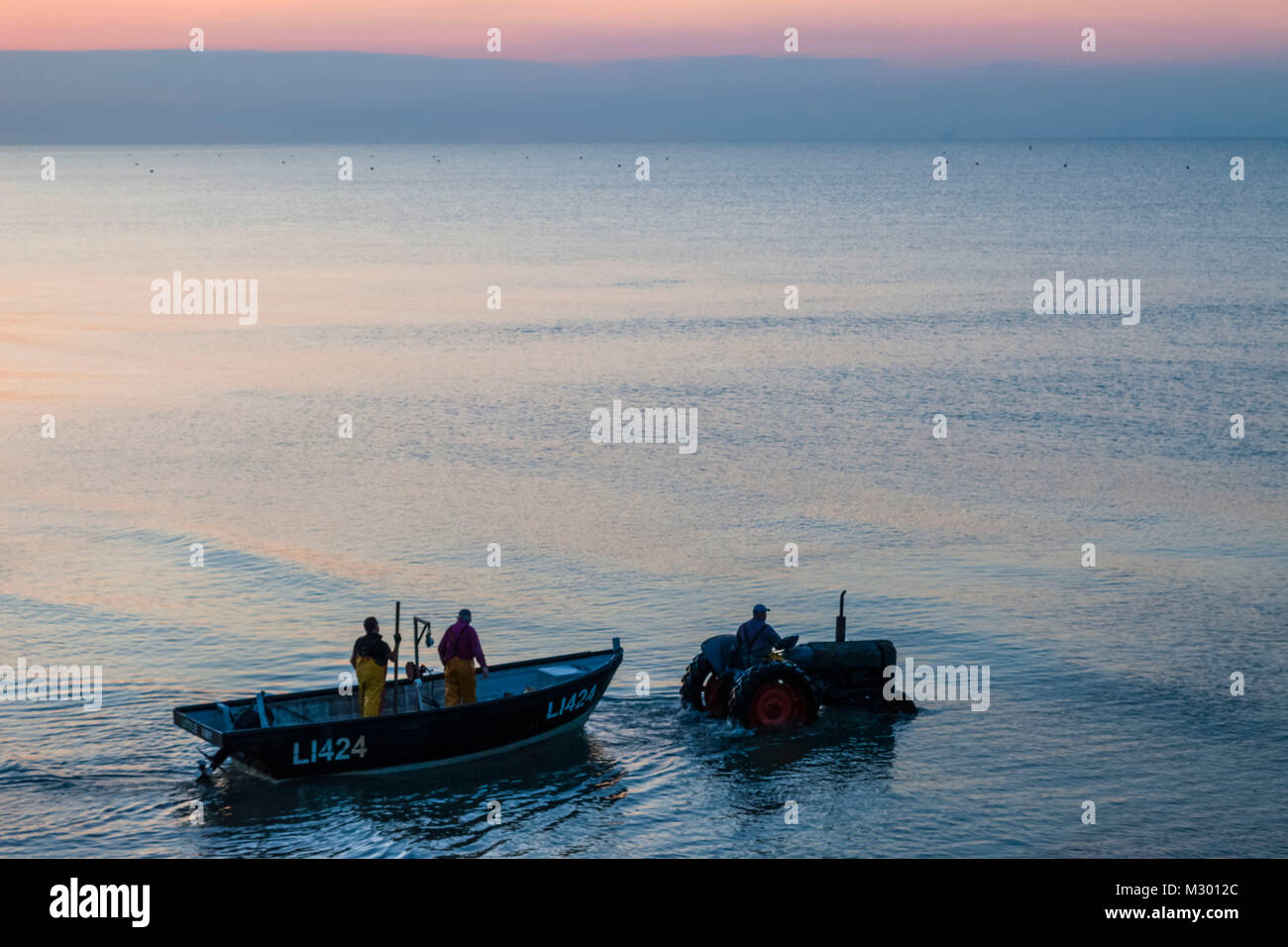 England, West Sussex, Bognor Regis, Fischer, die in der Morgendämmerung Stockfoto