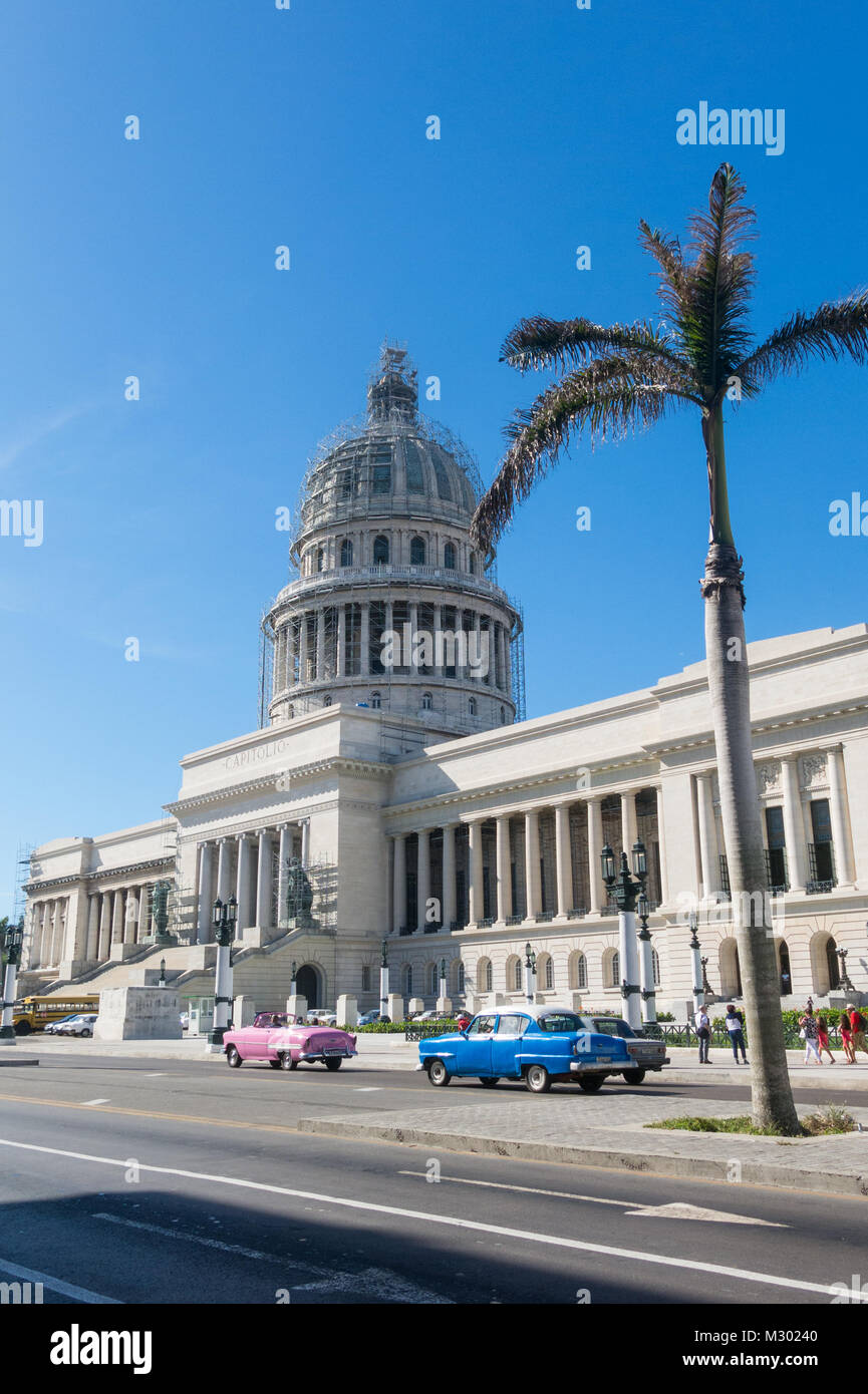 Havanna, Kuba - Januar 16, 2017: Oldtimer vor dem Capitol in Havanna, Kuba. Kubaner, nicht in der Lage, neuere Modelle zu kaufen, halten Tausende Stockfoto