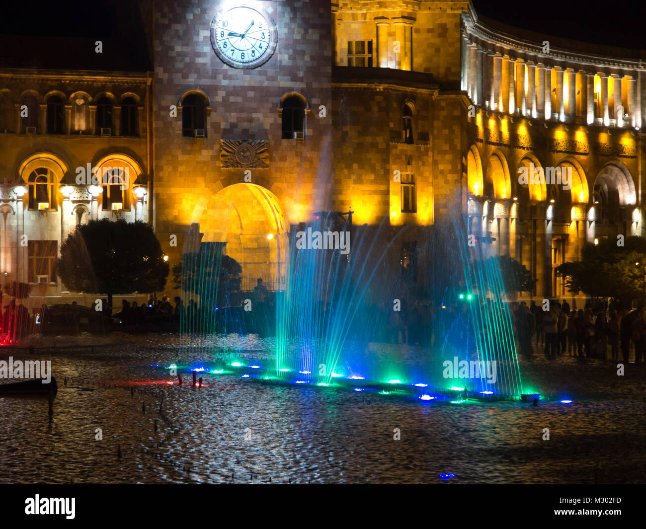 Der Platz der Republik in Eriwan Armenien in der Nacht mit einem musikalischen Fontäne, auch als Springbrunnen mit wechselnden Licht und Wasser Stockfoto