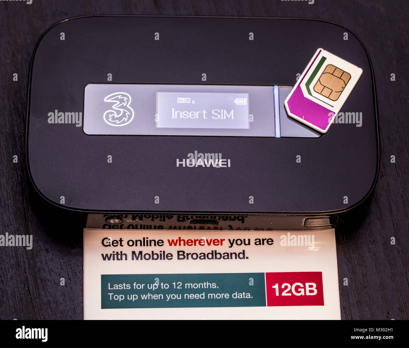 Drei Data-SIM-Karte mit 12 GB an Daten, die für 12 Monate dauert, auf einem Huawei mobile WLAN-Router, UMTS-Gerät. England, UK. Stockfoto