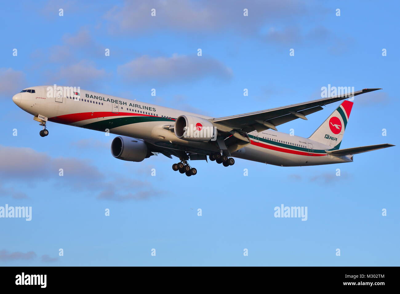 Bangladesh Airlines Boeing 777 S2-AHM Landung in London Heathrow Flughafen, Großbritannien Stockfoto