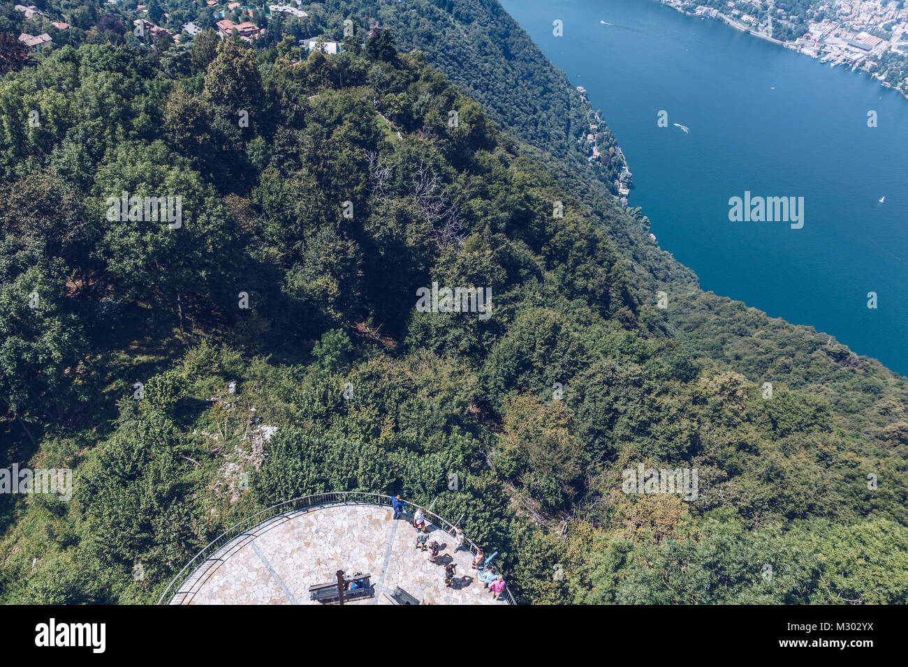 Einige Völker suchen den Comer See vom Light House. In der Lombardei. Italien Stockfoto