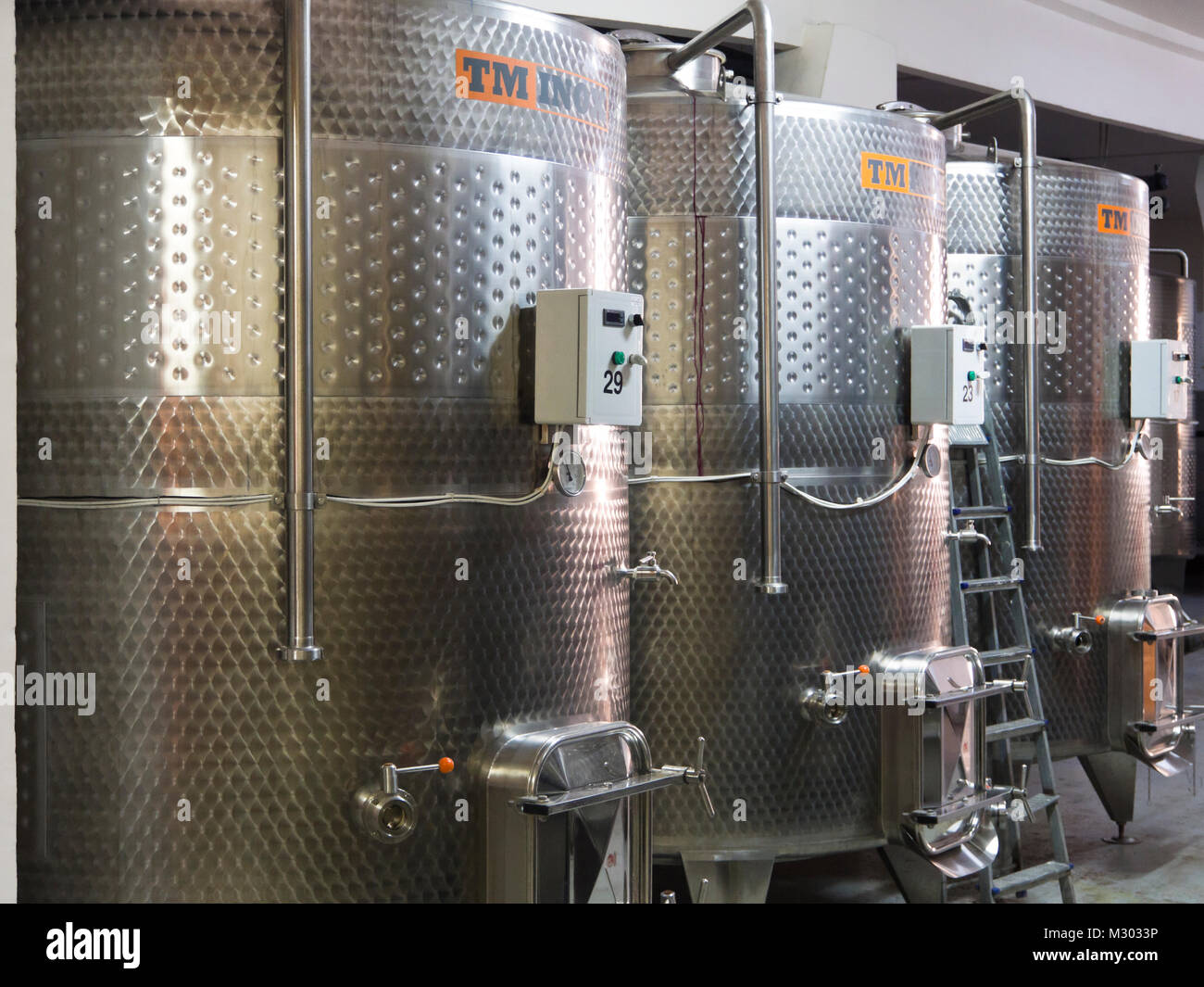 Moderne Weinproduktion in Areni im südlichen Armenien auf der Areni Wein Fabrik, stahltanks statt Fässer für die Lagerung und gärführung Stockfoto