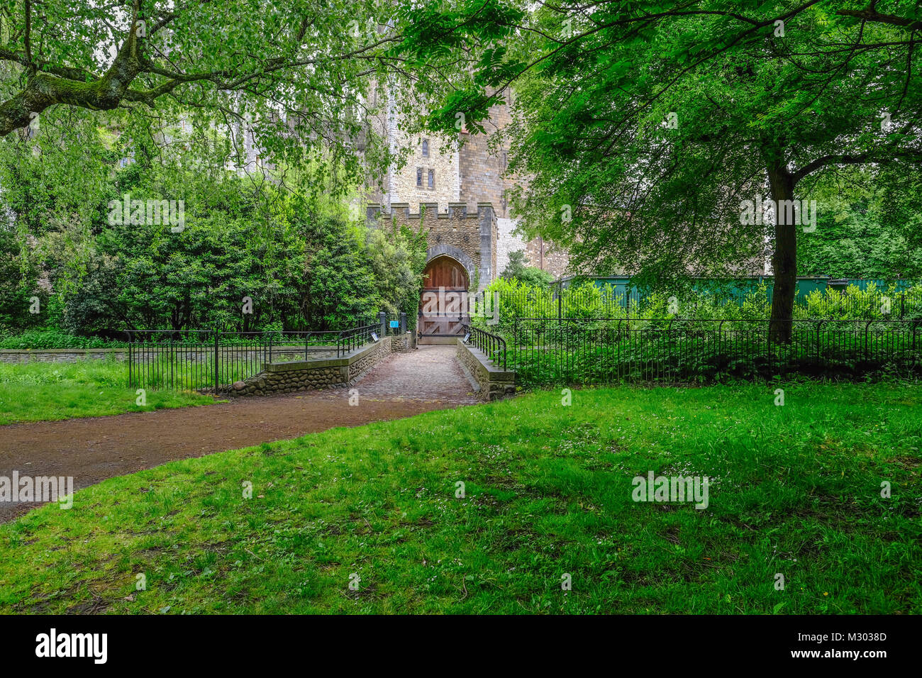 Eingang zum Schloss von Cardiff, in Bute Park. Ruhigen schoss mit viel Laub auf den Bäumen. Stockfoto