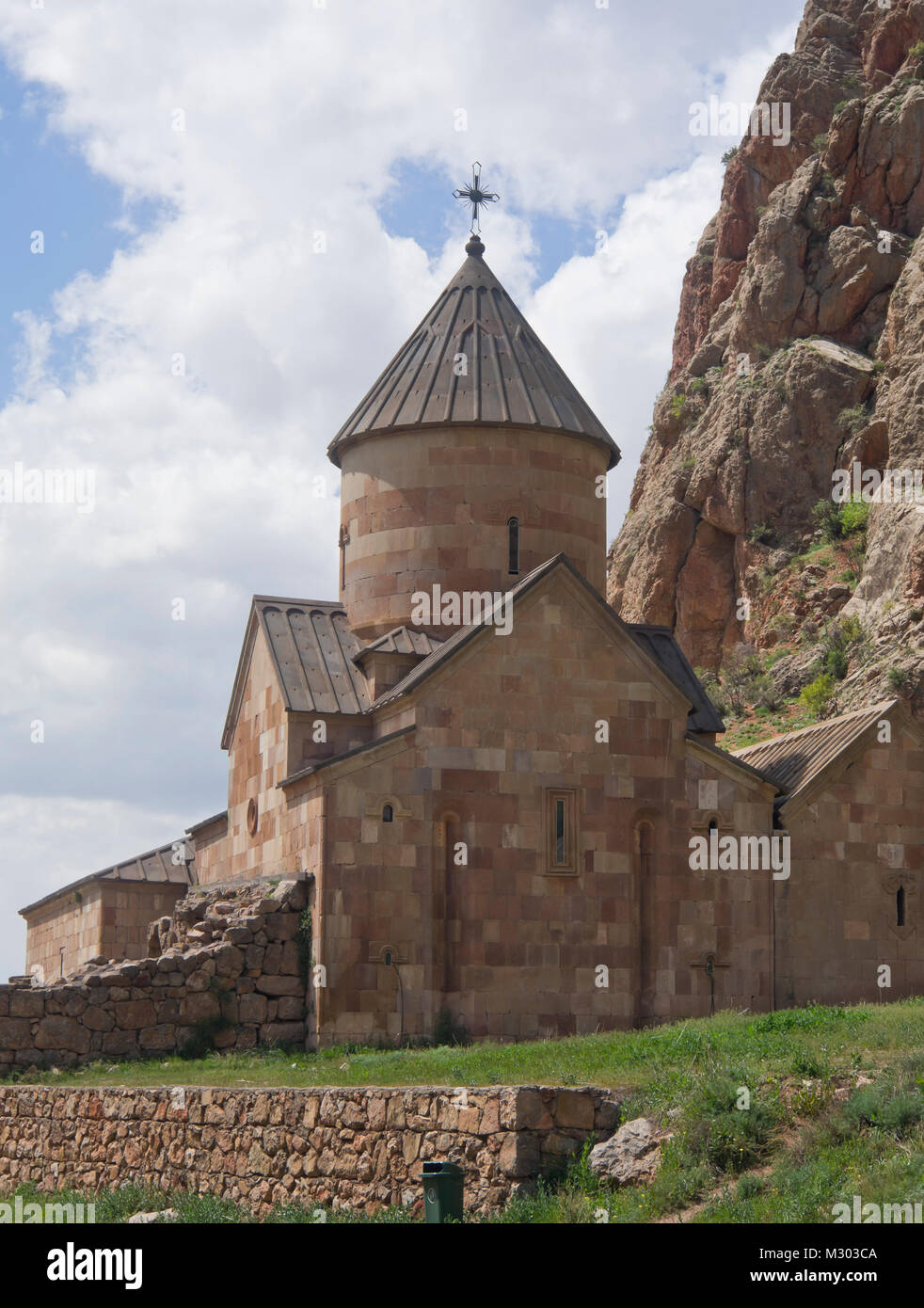 Kloster Noravank im Süden von Armenien, der Surb Karapet Kirche in einer spektakulären Umgebung gegen die Klippen der Zangezur Schlucht Stockfoto