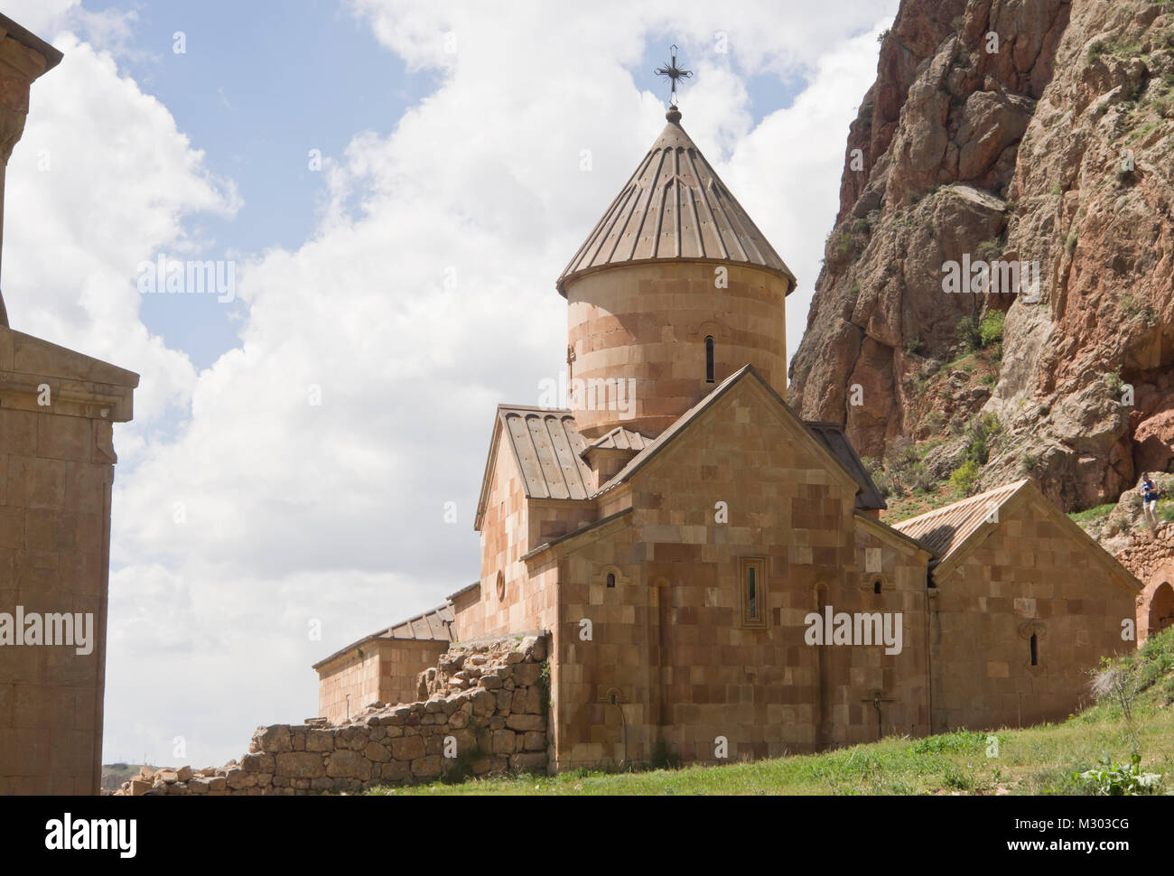 Kloster Noravank im Süden von Armenien, der Surb Karapet Kirche in einer spektakulären Umgebung gegen die Klippen der Zangezur Schlucht Stockfoto