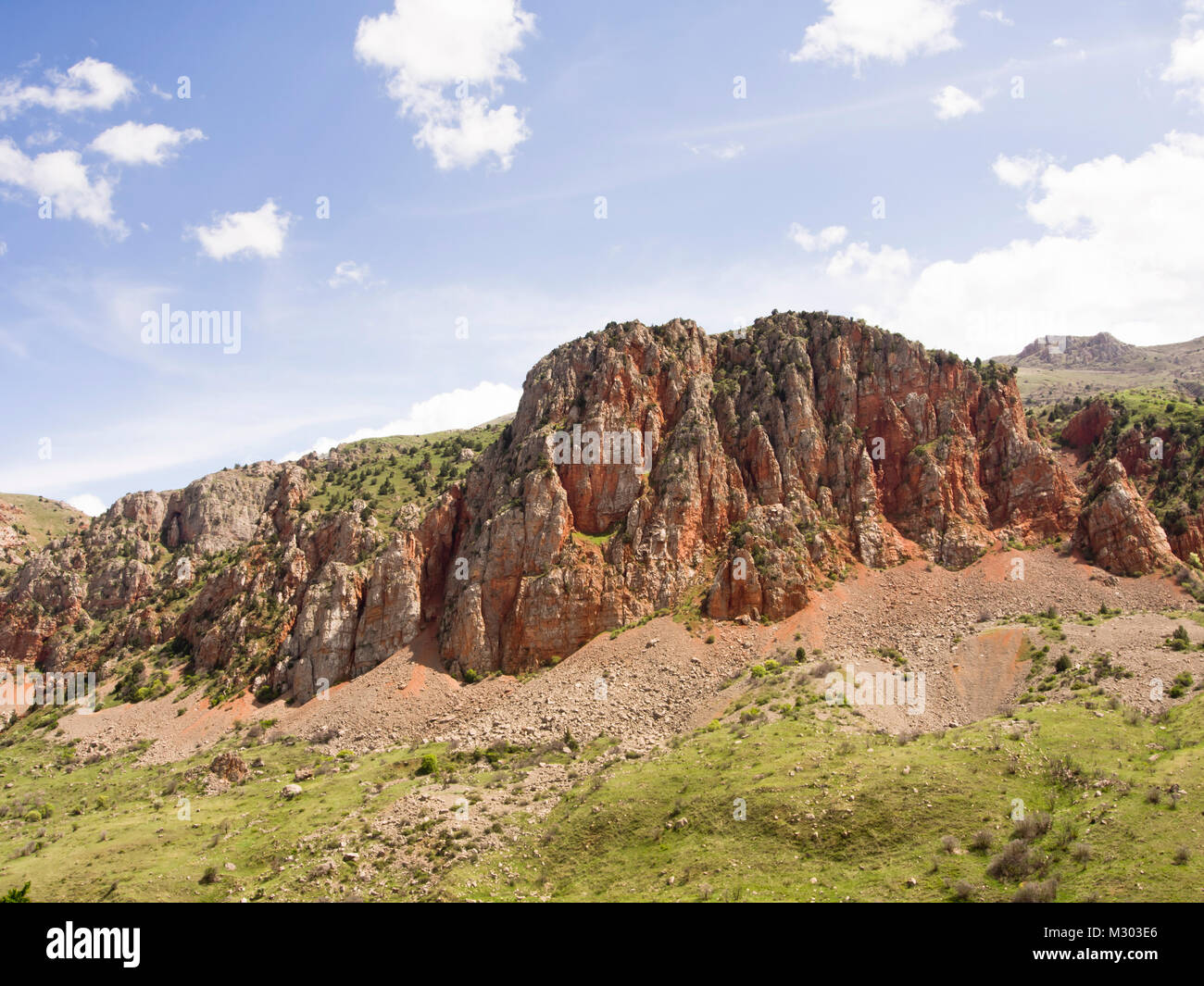 Die tiefe und lange Zangezur Schlucht mit Brick Red Cliffs führt die Besucher des Kloster Noravank im südlichen Armenien Stockfoto