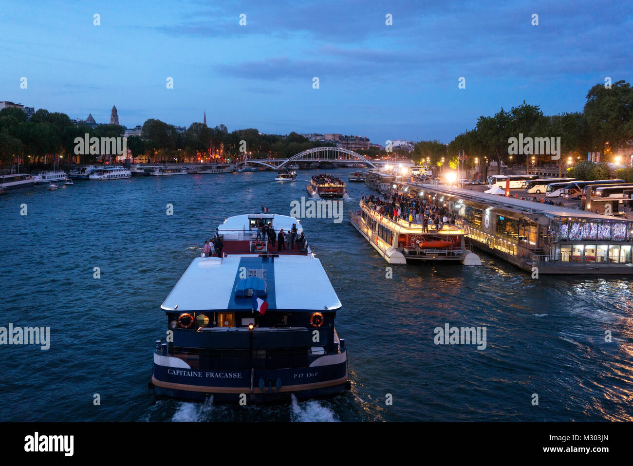 Boote Kreuzfahrt auf der Seine in Paris, Frankreich. Stockfoto