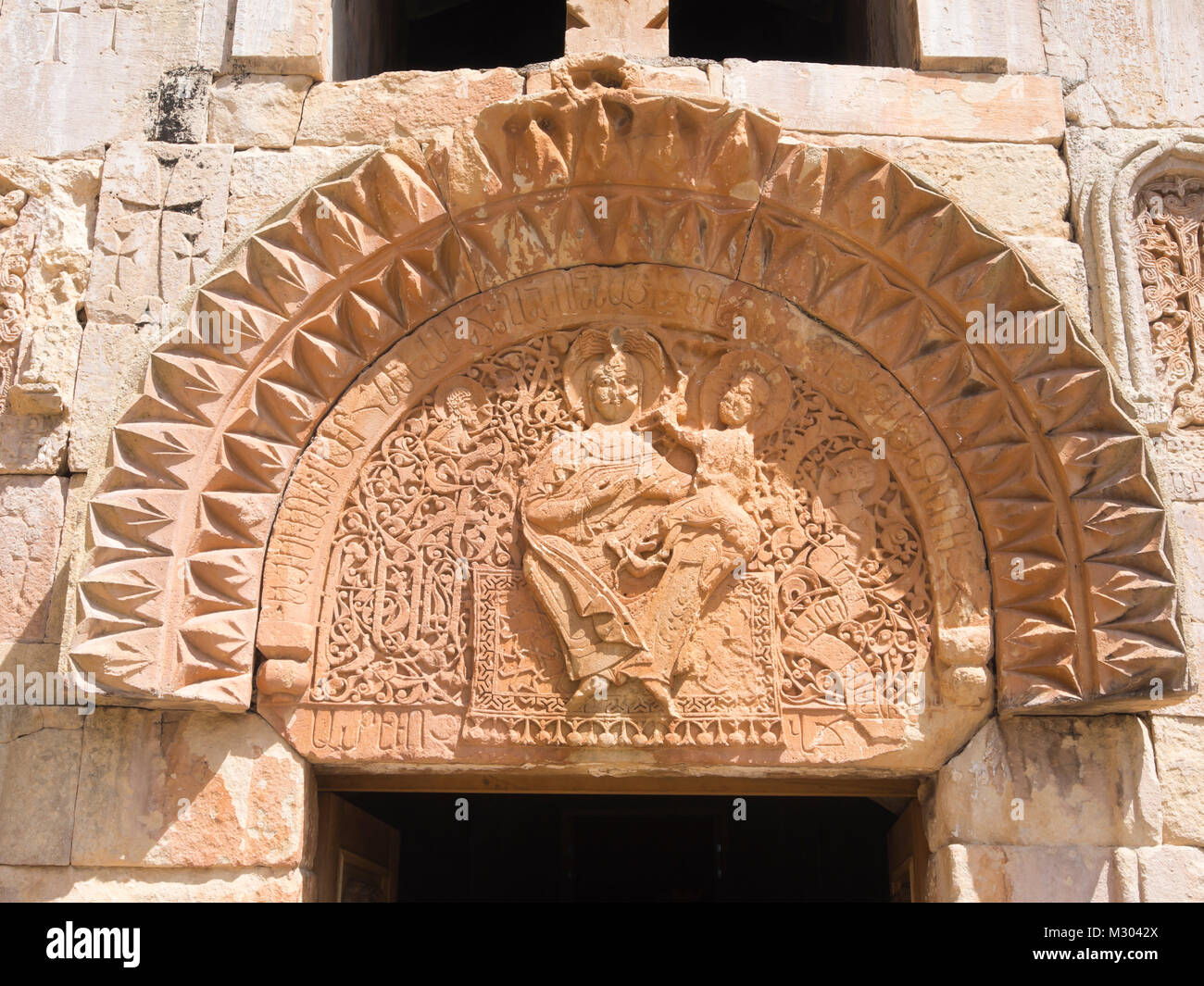 Kloster Noravank im südlichen Armenien, Surb Karapet Kirche, untere Tympanon der Darstellung der Heiligen Jungfrau auf eine Wolldecke mit dem Kind sitzen Stockfoto