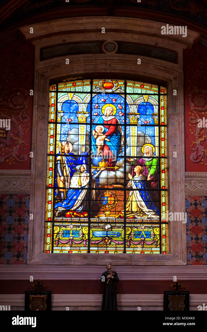 BLOIS, Frankreich - ca. Juni 2014: Glasmalerei in der Kirche von Saint-Vincent-de-Paul in Blois, Frankreich Stockfoto