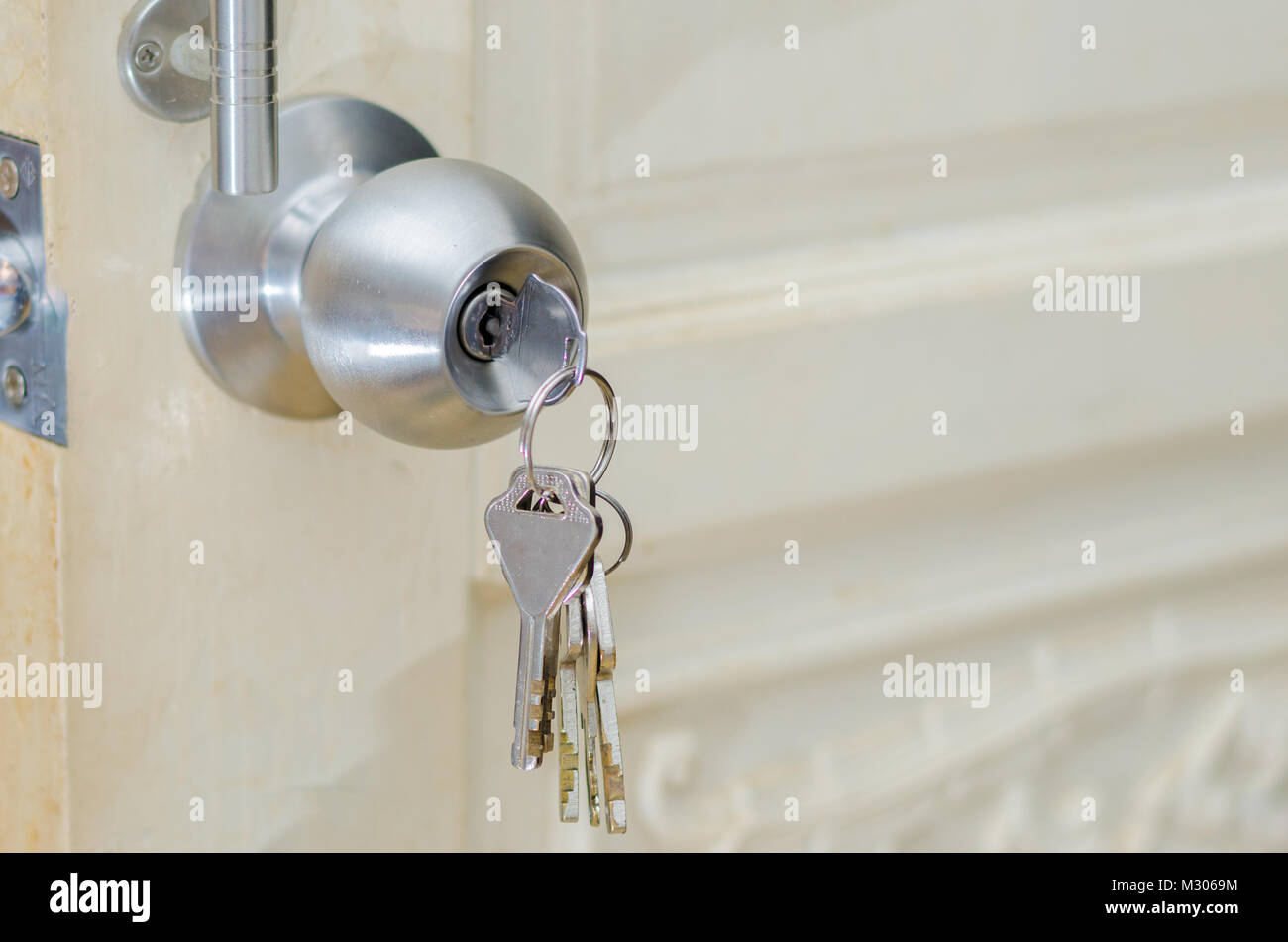 Entriegeln Knopf Hand verwenden Sie die Taste für die Entriegelung Tür zu Tür Tür weiß Edelstahl Türgriff oder Griff, hand Knopf Tür Hand drücken Sie die Verriegelungstaste Stockfoto