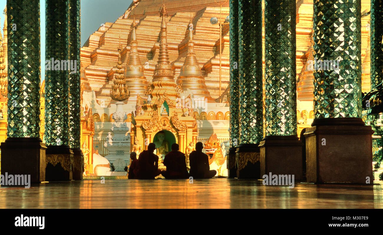 Mönche bei der Shwedagon Pagode, Rangun, Myanmar Stockfoto