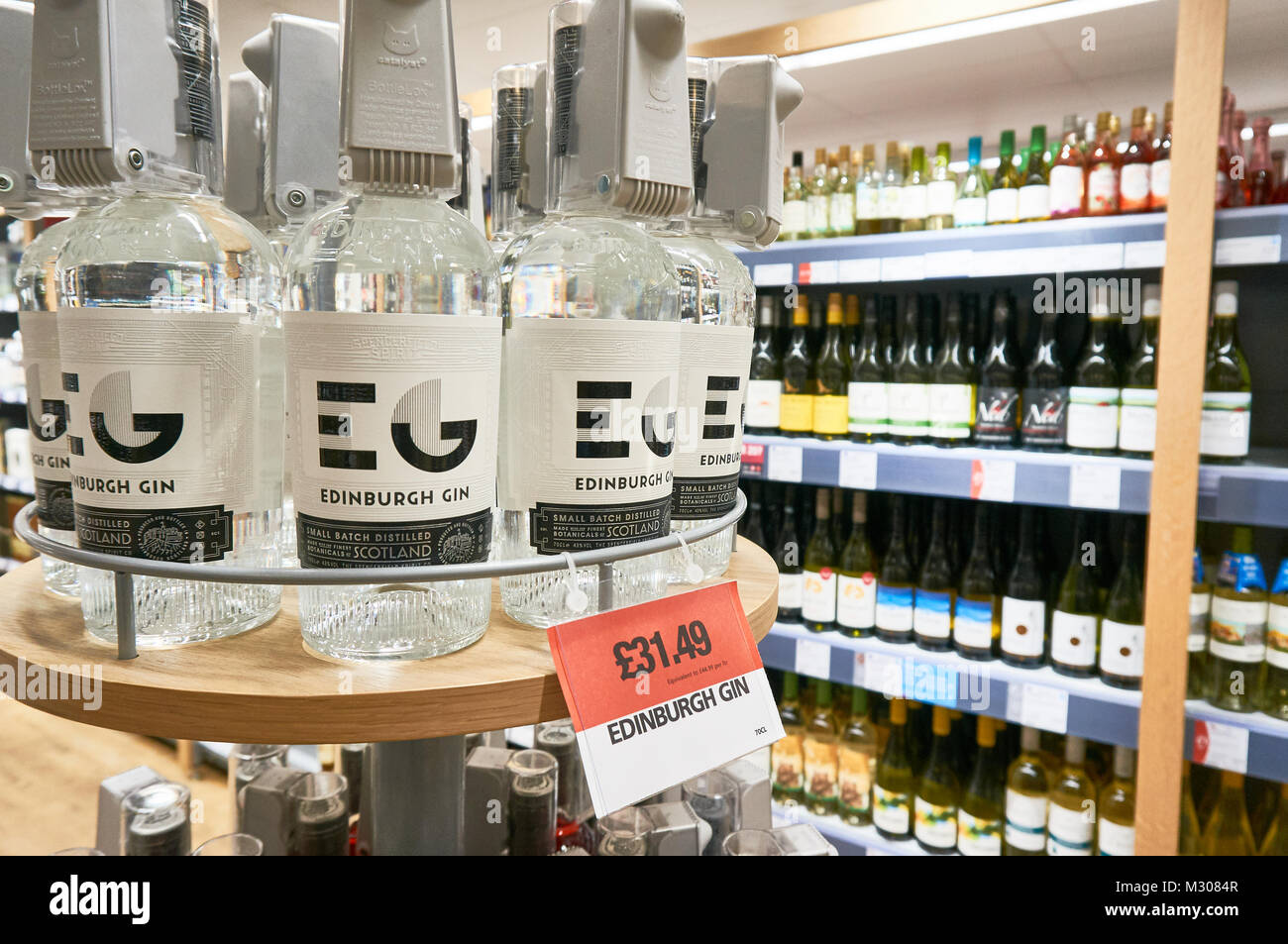 Flaschen von artisan Edinburgh Gin auf Anzeige in einer lokalen Genossenschaft, Glasgow, UK. Stockfoto