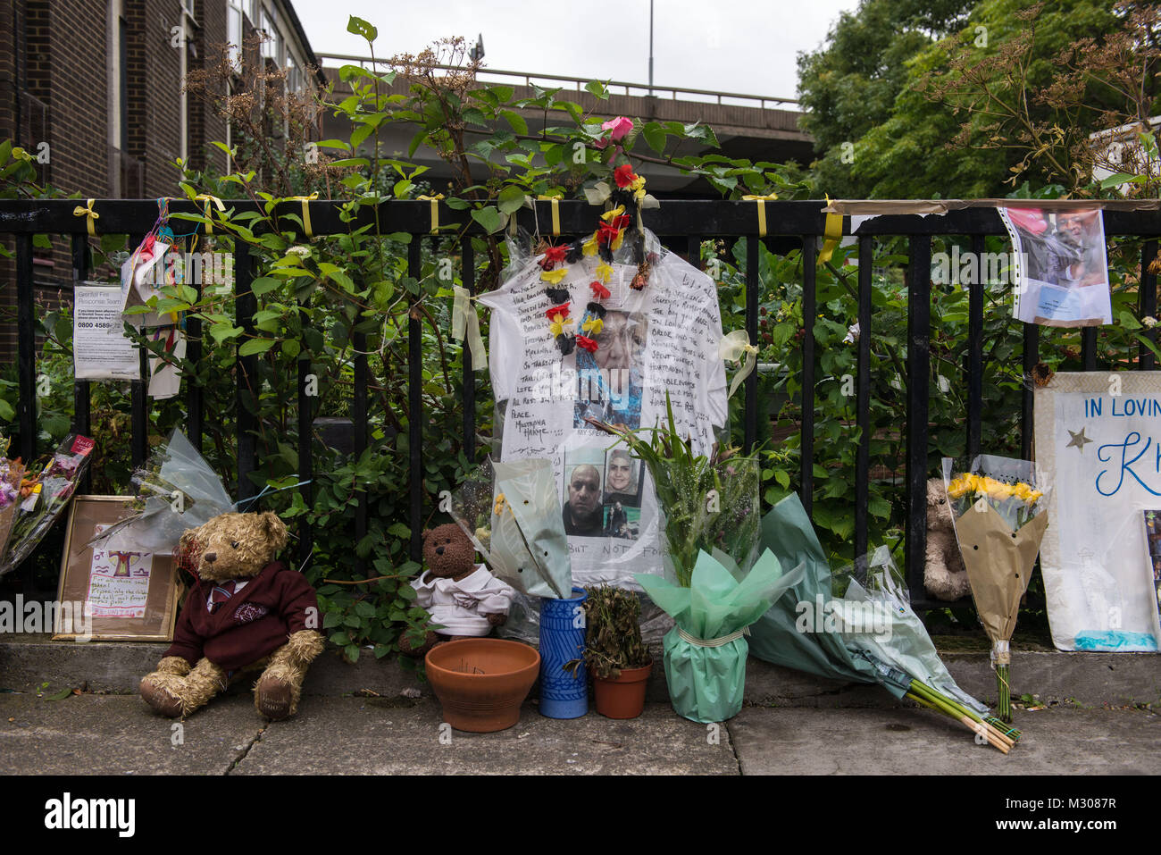 London, Vereinigtes Königreich. Grenfell Turm Opfer Gedenkstätte. Stockfoto