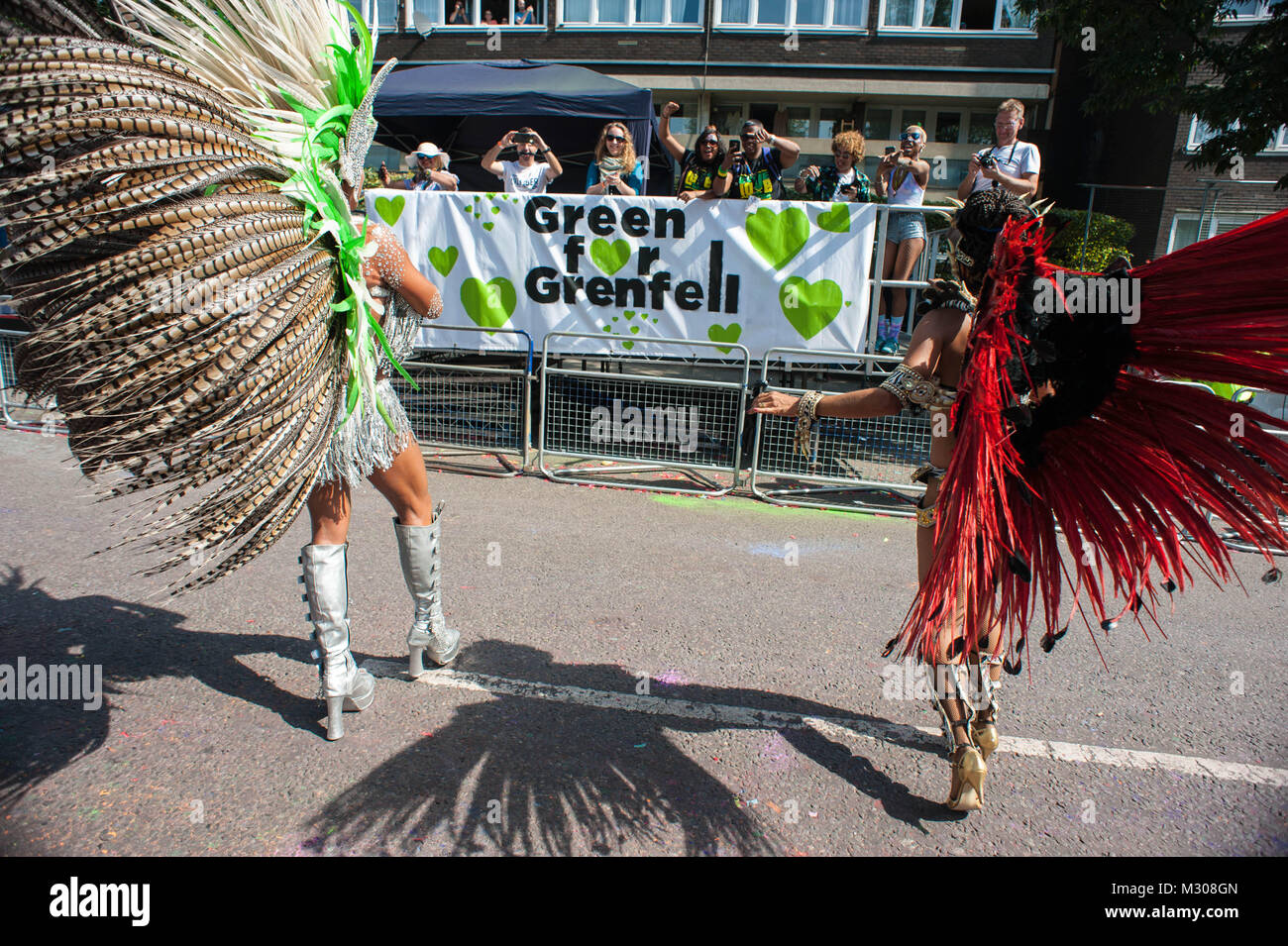 London, Vereinigtes Königreich. London Schule von Samba pareding in Notting Hill Carnival. Stockfoto