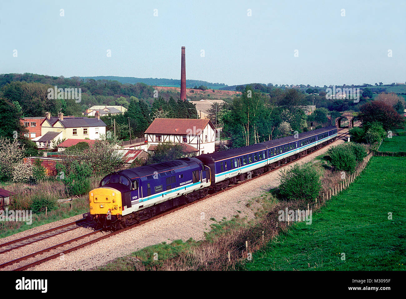Eine Klasse 37 Diesellok Reihe 37429 Arbeiten eine regionale Eisenbahnen service Ponthir in South Wales am 6. Mai 1995. Stockfoto