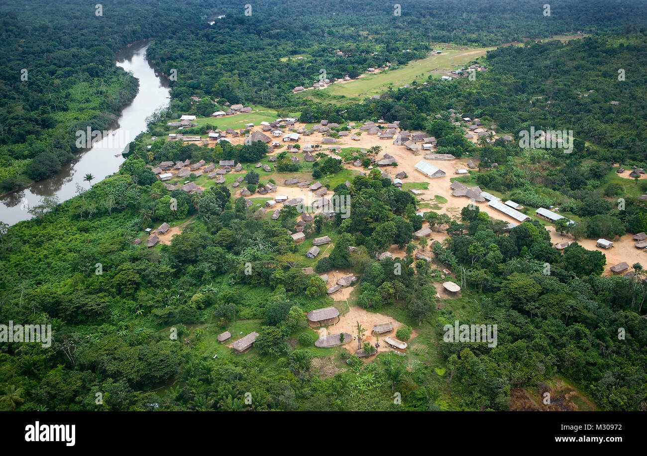 Suriname, Kwamalasamutu, Heimat der einheimischen Indianer. Luftaufnahme des Dorfes. Sipaliwini River. Stockfoto