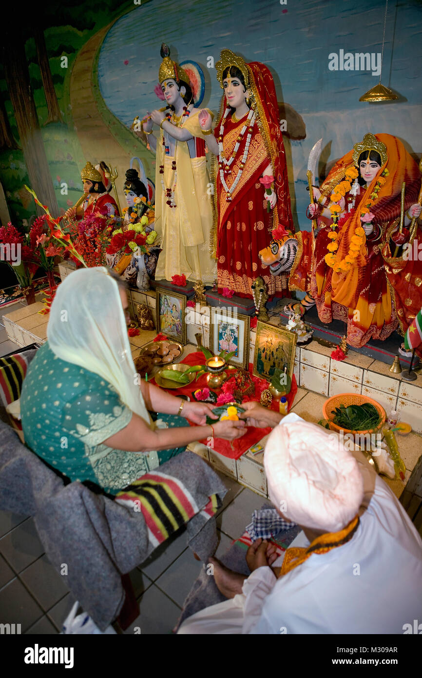 Suriname Paramaribo, Hindu Tempel oder Mandir. Frau und pandit oder hinduistischer Priester beten. Stockfoto