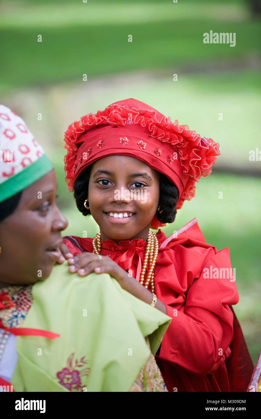 Suriname Paramaribo. Kreolischen Frau und Mädchen in Kotomisi Kleid, den nationalen kreolischen Kostüm. Stockfoto