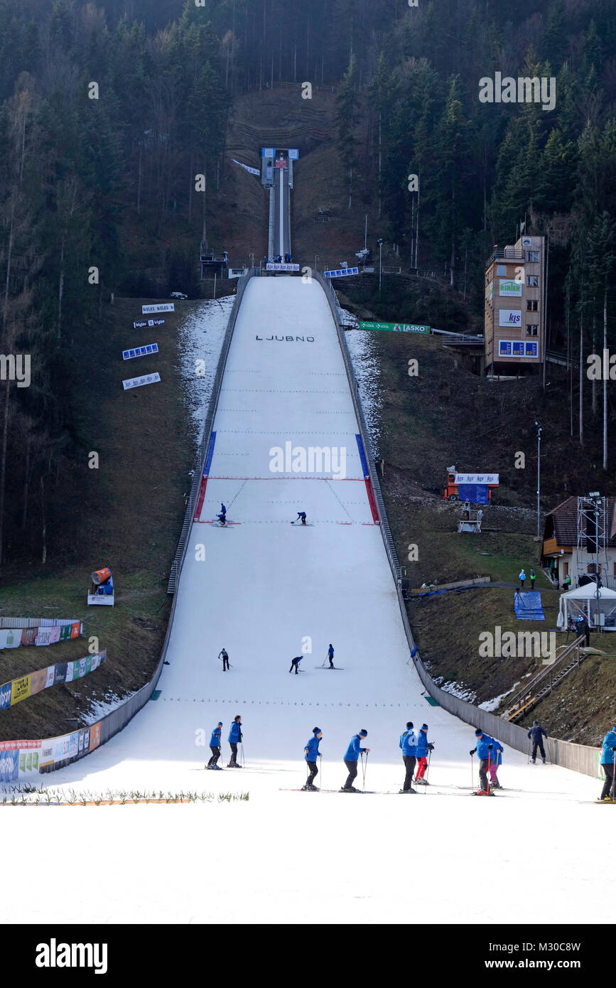 Die Skifahrer Pflege die Outrun der Schanze vor dem Wettbewerb starten. Schanze, Ljubno ob Savinji. Slowenien. Stockfoto