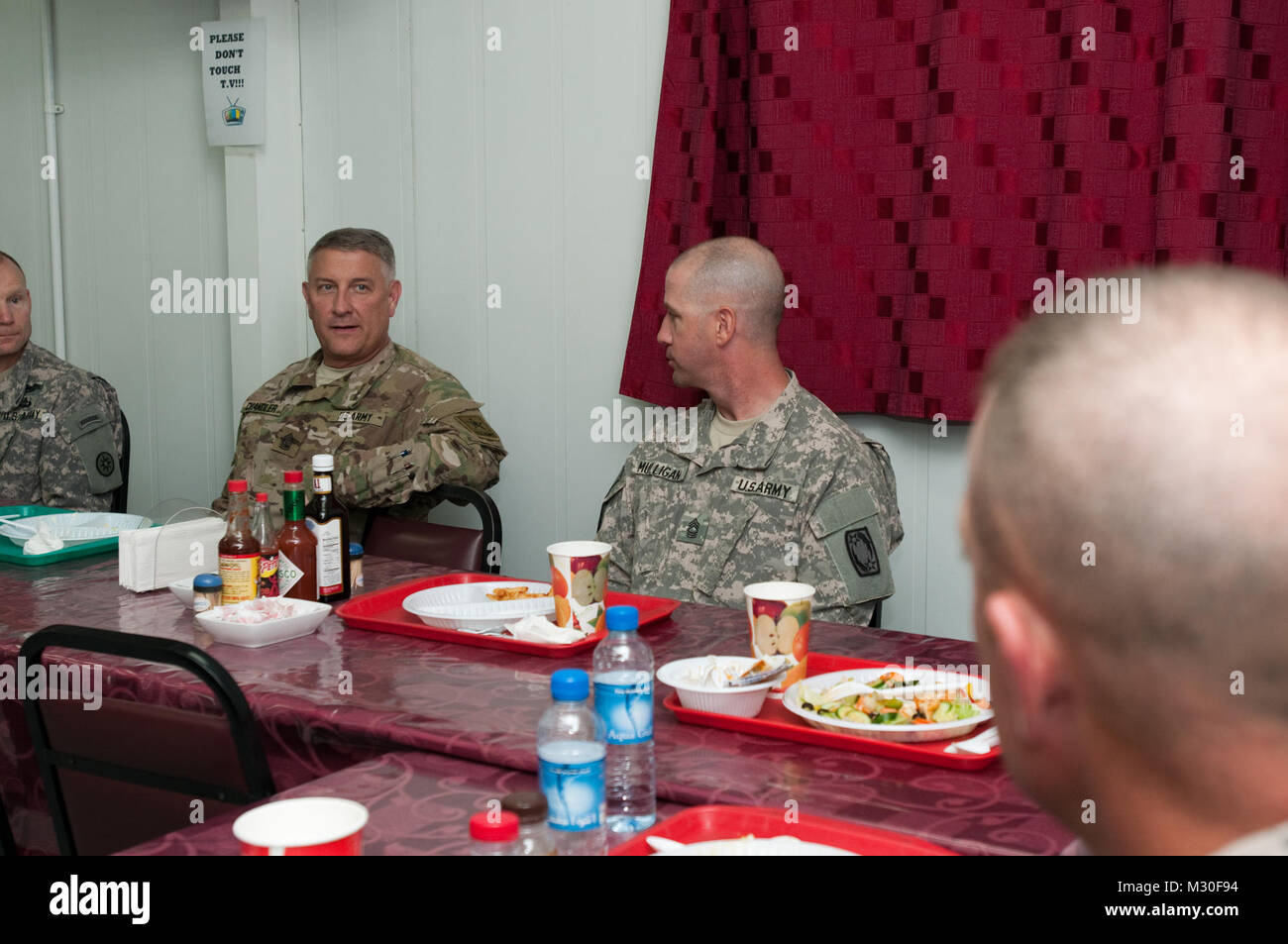 Die 14 Sergeant Major der Armee Raymond Chandler III hatte Abendessen mit dem Sergeant Audie Murphy Club während in Camp Arfjan, Kuwait, Okt. 4. Sergeant Major der Armee Abendessen mit dem Sergeant Audie Murphy Club von 316 ESC Stockfoto
