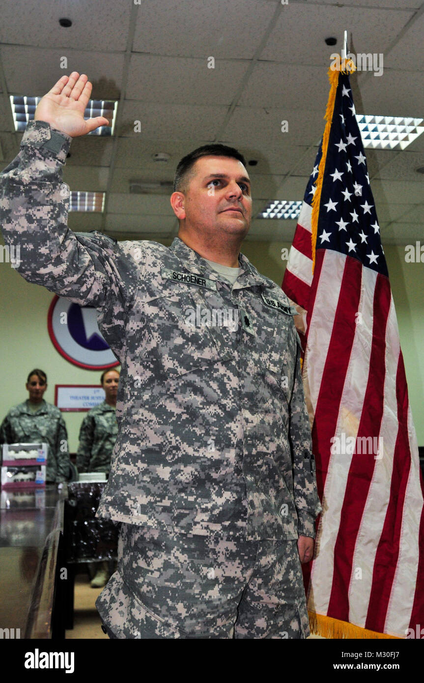Oberstleutnant John Schoener hebt seine rechte Hand, als er den Amtseid der Offizier schwört auf seine Beförderung zum Oberstleutnant. (US Army Foto) 121009-A-XD 571-014 von 316 ESC Stockfoto