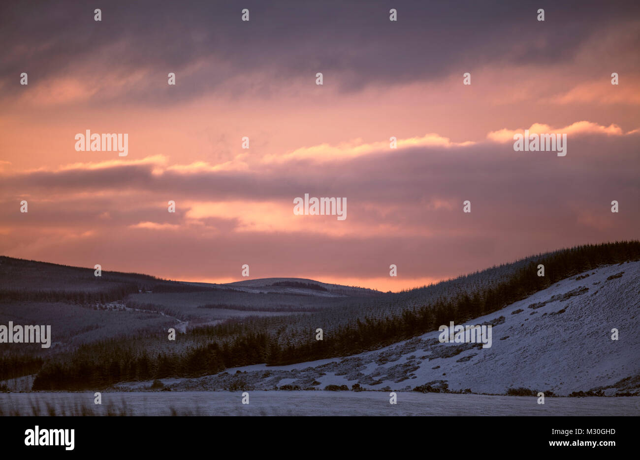 Sun Rise in Schottland über Hügel Stockfoto