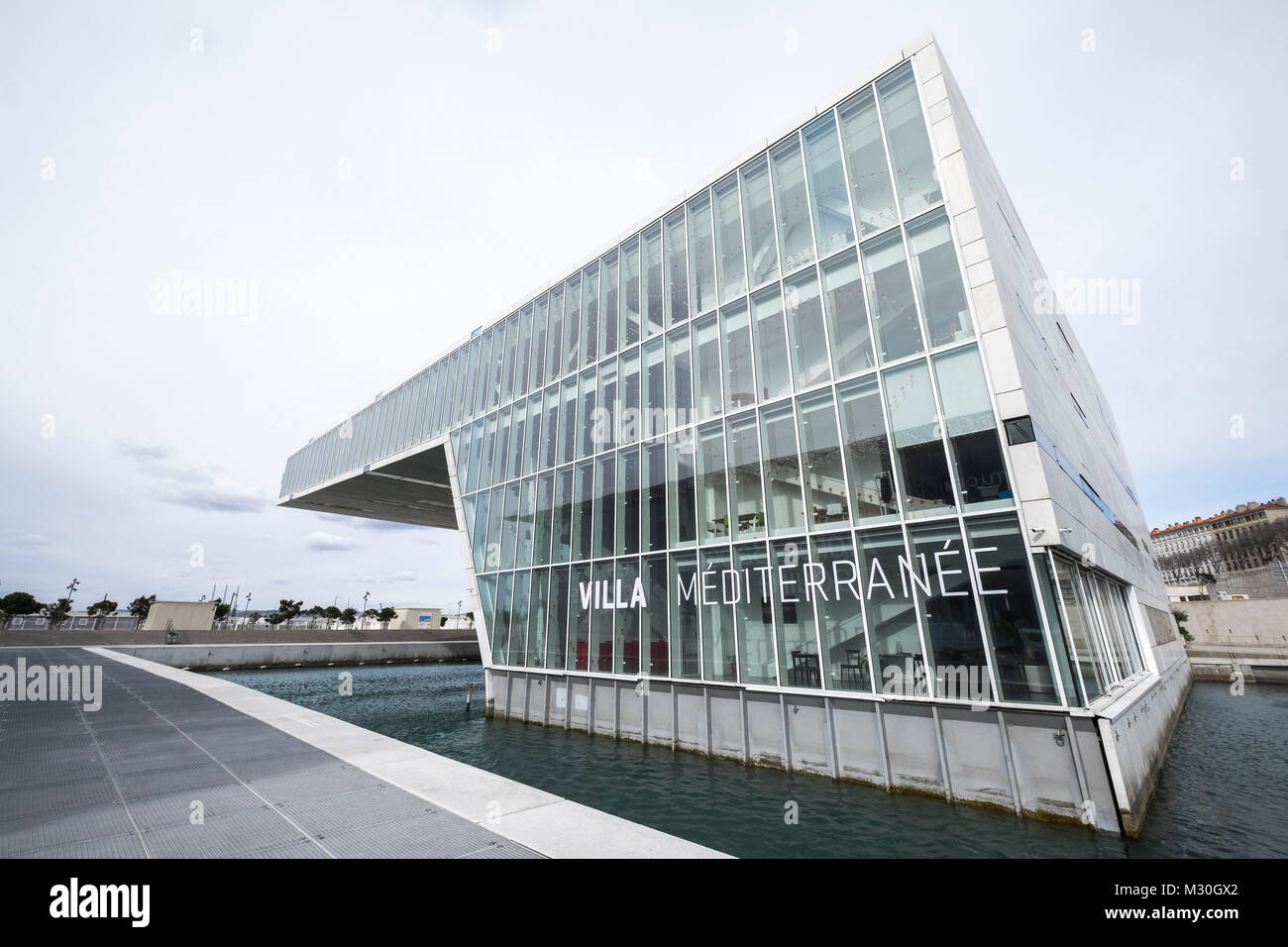 Marseille, Frankreich, modernistischen Architektur der Villa Mediterranée Conference Center entworfen von Stefano Boeri (2013) in der Dämmerung Marseille, Frankreich, Stockfoto
