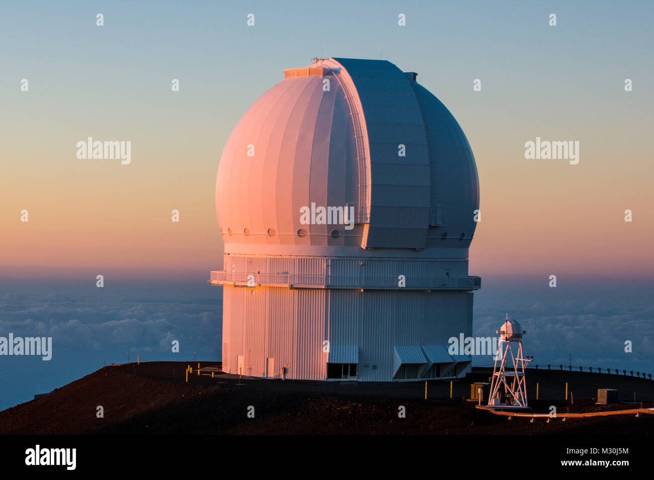 Observatoriums auf dem Mauna Kea bei Sonnenuntergang, Big Island, Hawaii Stockfoto