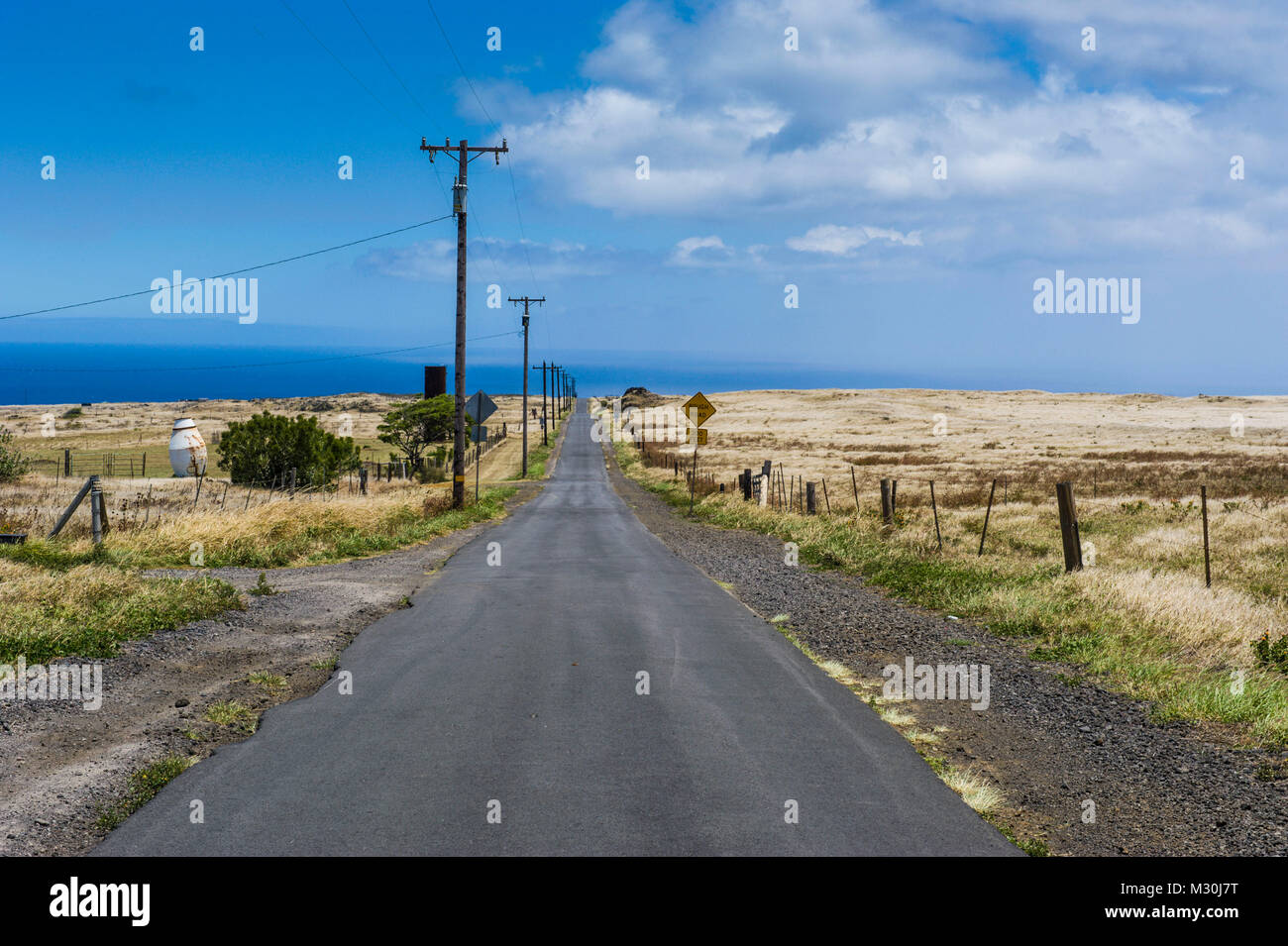 Lange gerade Straße, Kalae, South Point, der südlichste Punkt der Großen Insel, Hawaii Stockfoto