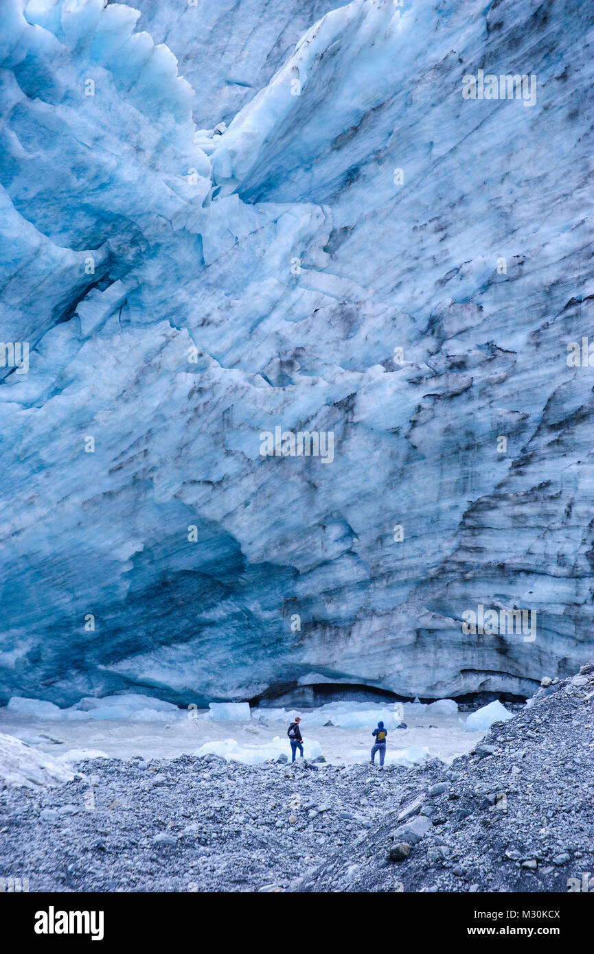 Touristische Wanderungen zu den riesigen Gletschern Abfluss von Fox Glacier, South Island, Neuseeland Stockfoto