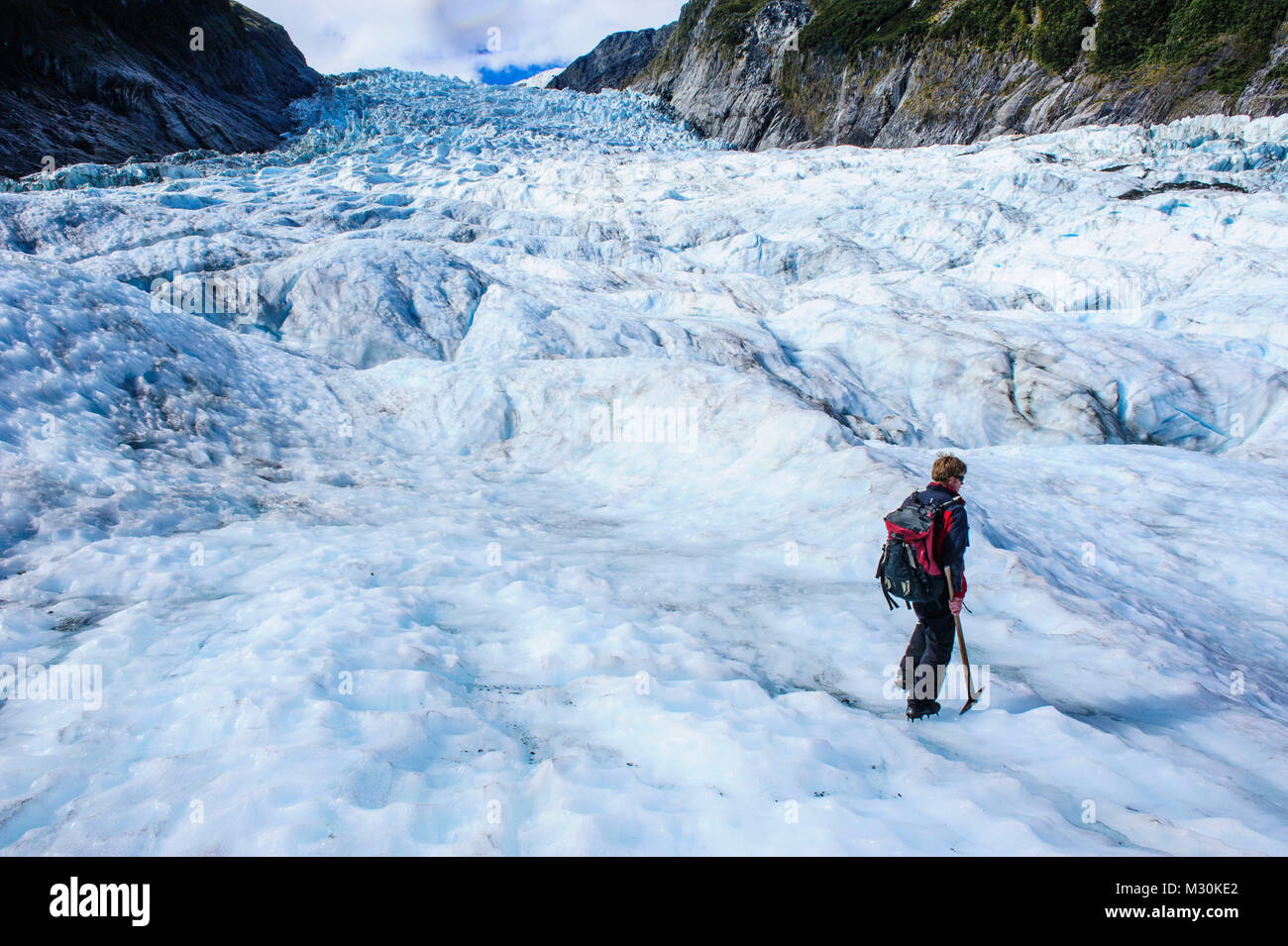 Tour Guide wandern auf dem Eis des Fox Glacier, South Island, Neuseeland Stockfoto