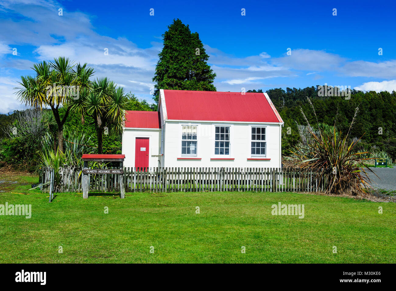 Einsames Haus in Okarito entlang der Straße zwischen Fox Glacier und Greymouth, Südinsel, Neuseeland Stockfoto