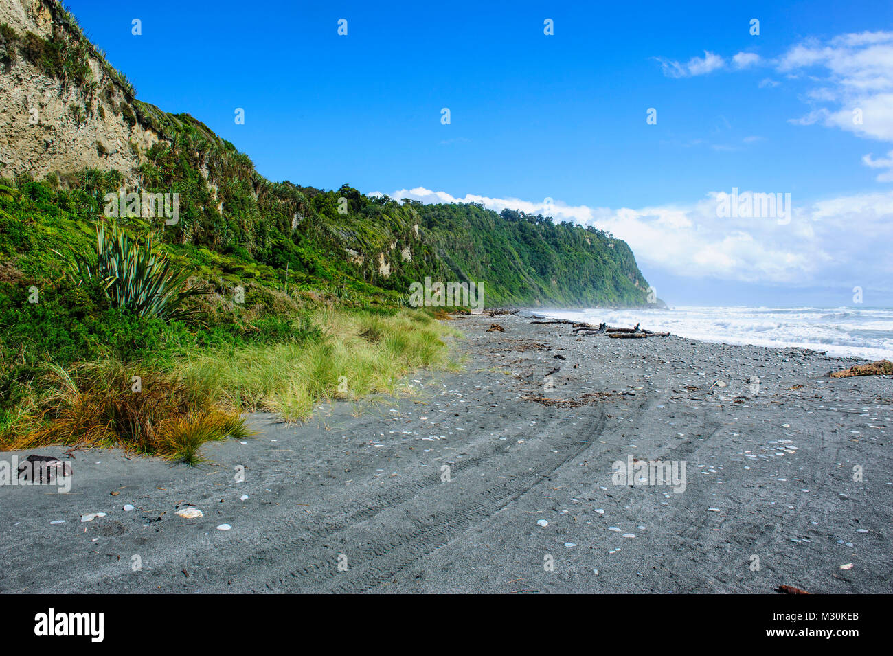 Grauen felsigen Strand in Okarito entlang der Straße zwischen Fox Glacier und Greymouth, Südinsel, Neuseeland Stockfoto
