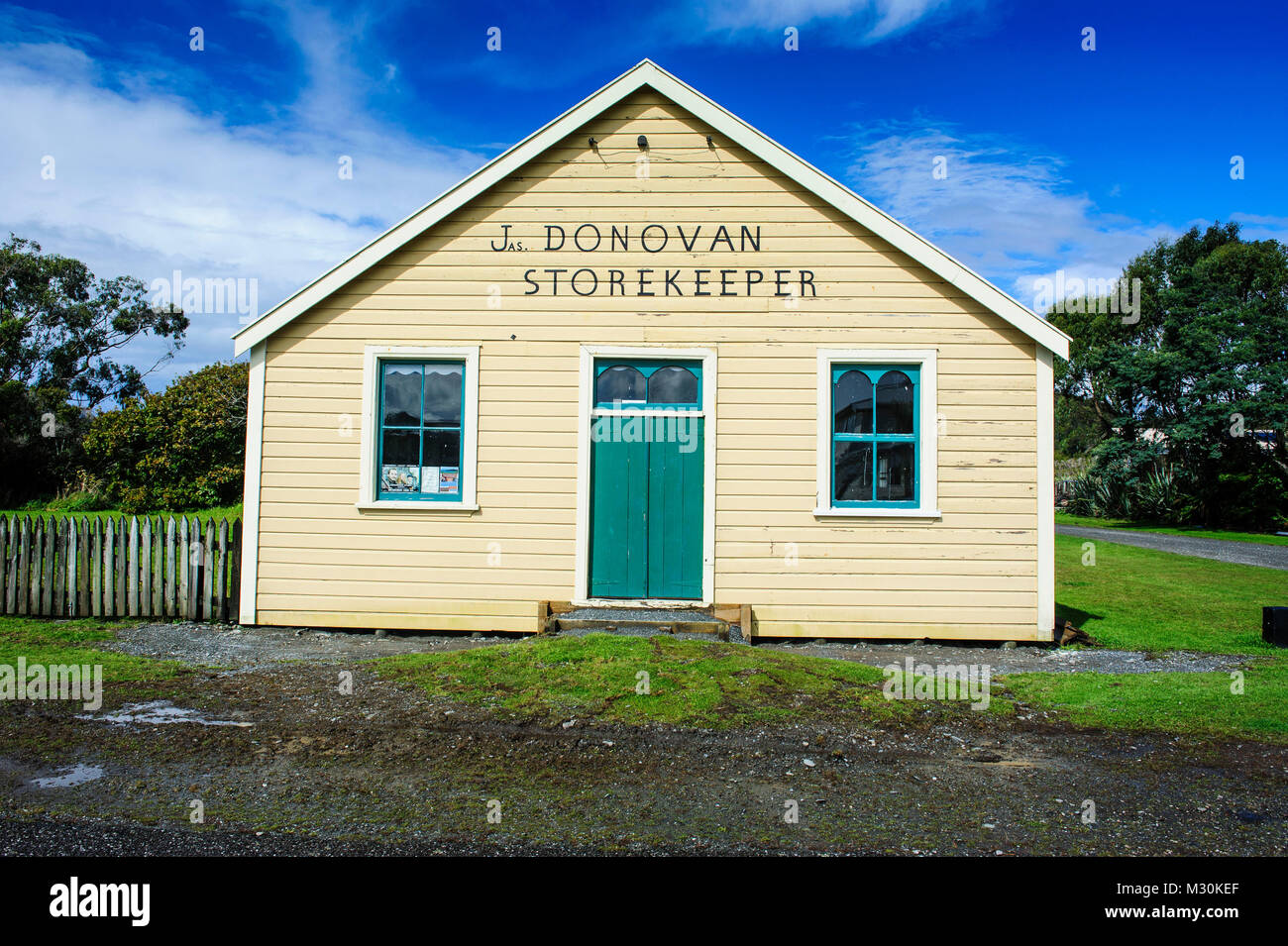 Einsames Haus in Okarito entlang der Straße zwischen Fox Glacier und Greymouth, Südinsel, Neuseeland Stockfoto