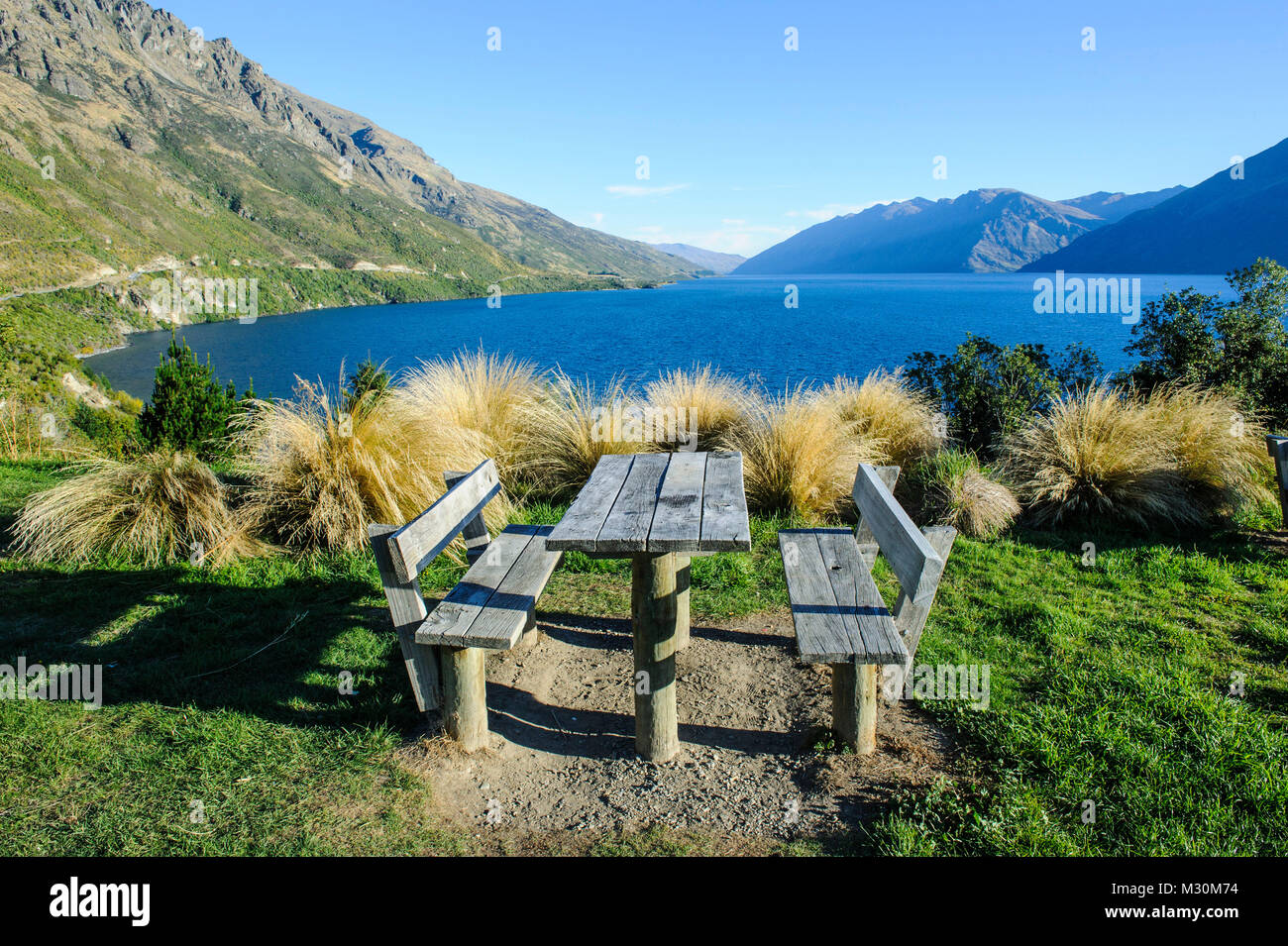 Picknick Tisch am Ufer des Lake Wakatipu, Queenstown, Südinsel, Neuseeland Stockfoto