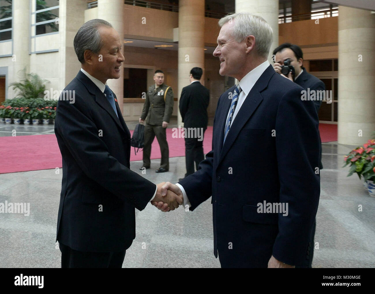 SECNAV erfüllt mit der stellvertretende chinesische Außenminister Cui Tiankai durch # FIRMA PACOM Stockfoto