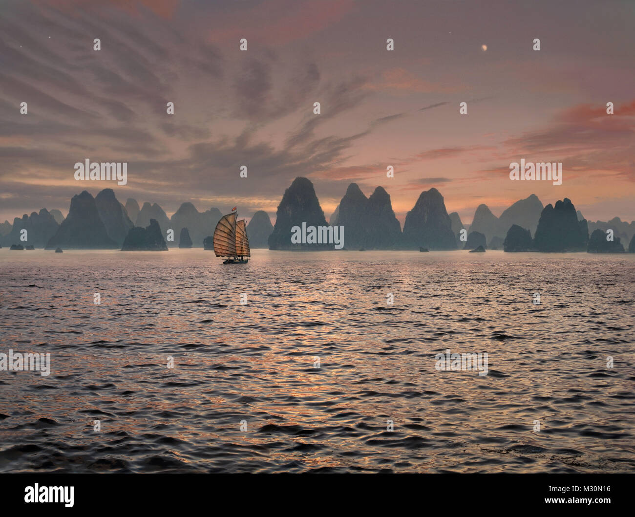 Dschunke in der Halong Bay, Vietnam, Indochina, Asien Stockfoto