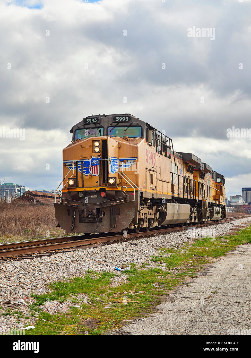 Union Pacific Diesellok # 5993 entlang einer Eisenbahnlinie Abstellgleis in Montgomery Alabama, USA reisen. Stockfoto